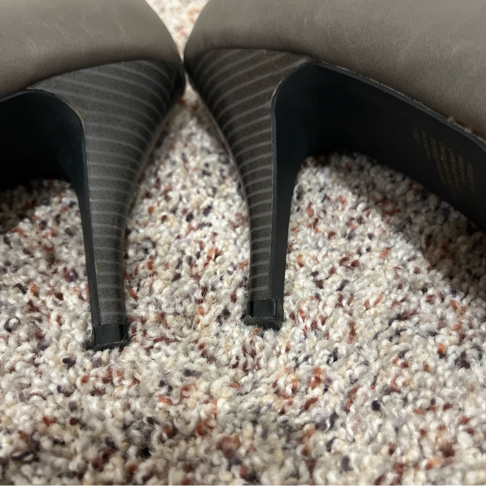Kenneth Cole Reaction Elegant Gray Heels - Picture 8 of 11